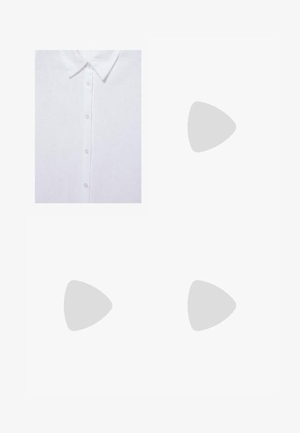 Chemise blanche boutonnée avec un col classique, montrant cinq boutons visibles à l’avant sur un tissu uni.; Short blanc longueur genou avec poches avant, fermeture par bouton et lien à nouer à la taille.; Sandale à plateforme en cuir blanc avec semelle en jute tressée, bride de cheville avec boucle dorée et brides croisées sur l’avant sur fond uni.; Sac en paille tressée de forme cylindrique, de couleur beige clair, avec une surface texturée et des sangles en simili cuir marron.
