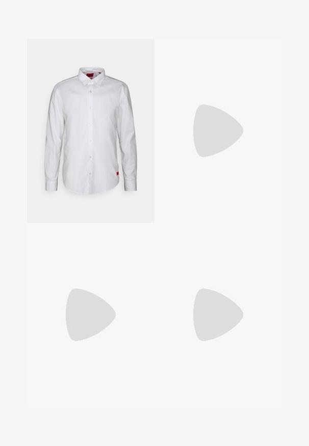 Chemise blanche à manches longues avec un col boutonné, fabriquée en tissu léger. Présente une étiquette de marque discrète en rouge sur le bas.; Pantalons noirs en tissu lisse, à coupe droite, avec une taille standard dotée d'une fermeture à bouton, sans poches ni motifs visibles.; Baskets en toile noires avec des coutures blanches, un embout rond en caoutchouc et des lacets blancs. Présente un dessus en tissu texturé et une semelle beige.; Sac de voyage en cuir noir avec deux poignées supérieures, une bandoulière amovible et une poche avant zippée pour un espace de rangement supplémentaire.
