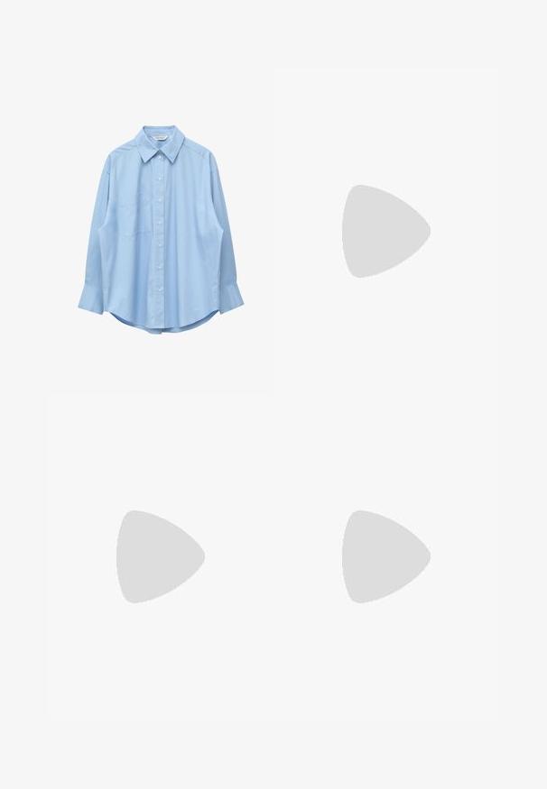 Chemise bleu clair à manches longues avec col pointu et poche poitrine gauche, présentée à plat sur un fond blanc.; Pantalon bleu foncé à jambes larges avec poches avant, passants de ceinture, bouton et fermeture éclair, posé à plat sur fond blanc.; Ballerine en cuir verni noir avec un bout rond, un petit nœud décoratif et une texture lisse ; présente une semelle plate basse et une languette au talon.; Sac seau en cuir noir avec deux bretelles réglables et des détails de couture minimalistes sur un fond uni.