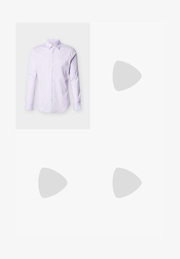 Chemise à manches longues de couleur violet clair en coton, avec un devant à boutons, un col pointu et un petit logo sur la poitrine.; Jean bleu à taille haute et coupe droite, avec bouton et fermeture éclair à l'avant, cinq poches, et un petit patch de marque sur la poche droite.; Calvin Klein ESS DERBY - Derbies - triple black; Serviette en cuir noir texturé avec poche zippée à l'avant et double poignée, arborant un petit logo Calvin Klein dans le coin inférieur.