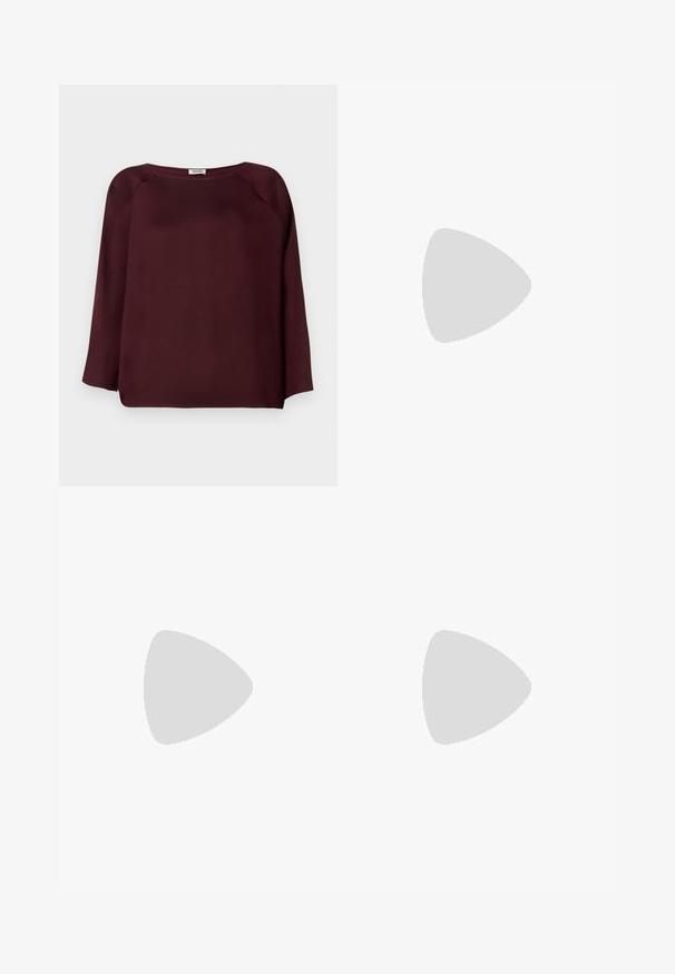 Blouse bordeaux à manches longues avec un décolleté large, tissu doux, design à épaules tombantes et finition droite. Texture lisse, sans motifs visibles.; Jupe portefeuille noire avec une texture lisse, dotée d'une fermeture éclair sur le côté et de deux passants de ceinture. Design simple sans motifs ni accents visibles.; Sandales à plateforme noires avec un talon haut stilettos, dotées d'une tige en cuir lisse, d'un bout ouvert et d'une bride de cheville ajustable avec ferrures.; Sac à main en cuir noir avec une chaîne en bandoulière, forme structurée et accent logo argenté. Texture lisse avec un rabat.