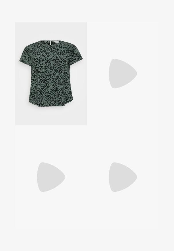 Kortærmet top i mørkegrøn stof med et sort dyreprintmønster; har rund halsudskæring og en nøglehulslukning på ryggen.; ONLY Carmakoma Flared fit CARTHUNDER Mid waist - Flared jeans - black denim; Sort laklæder slingback sko med spids tå og lav vinklet blokhæl på ensartet lys baggrund.; Vævet håndtaske i sort og hvid med en rund form, tekstureret overflade og et fletet håndtag. Velegnet til afslappet brug.