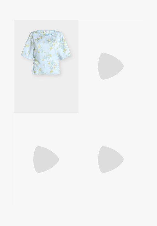 Blouse bleu clair à manches courtes, ornée d'un motif floral aux tons doux verts et bleus. Tissu lisse avec un col rond.; Pantalon large bleu marine avec plis, passants pour ceinture et taille haute, présenté sur un fond clair uni.; Sandales à enfiler en cuir doré avec un design en avant noué et un talon carré épais. Texture lisse avec une finition métallique.; Deux paires de Boucles d'oreilles créoles géométriques dorées sur une surface blanche unie, une paire carrée et pleine, une paire rectangulaire et creuse.