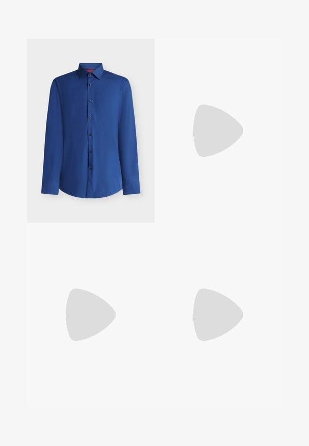 Chemise bleue à manches longues avec ouverture boutonnée à l'avant et col pointu, présentée sur fond blanc.; Pantalons noirs à jambes droites avec une taille à bouton, passants de ceinture et pli avant, présentés sur un fond blanc uni.; Chaussure habillée noire en cuir à lacets avec devant texturé, flottant au-dessus d'un tapis beige dans une pièce moderne avec des meubles teintés d'ambre.; Trousse de toilette rectangulaire en cuir noir avec fermeture éclair et nom de marque embossé sur le devant, sur fond blanc uni.