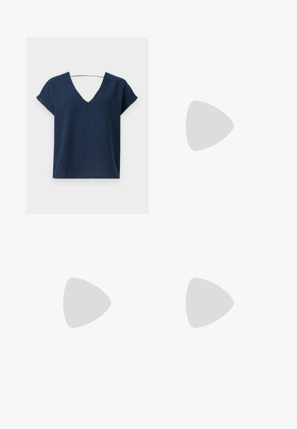 Navyblaues V-Ausschnitt-Oberteil mit kurzen Ärmeln, aus strukturiertem Stoff, mit lockerer Passform und einfachem Design. Keine sichtbaren Befestigungen oder Verzierungen.; Hellebeige Shorts mit vertikal gerippter Textur, elastischem Bund und lockerer Passform. Der Stoff ist weich und atmungsaktiv.; Weißer Canvas-Sneaker mit niedrigem Schnitt, dicker Plateau-Sohle, vorderer Schnürung und rauer Gummikappe an der Spitze, aus seitlicher Ansicht gezeigt.; Kleine schwarze glänzende Handtasche mit zwei langen Griffen und seitlichen Kordelzug-Details vor einfachem hellem Hintergrund.