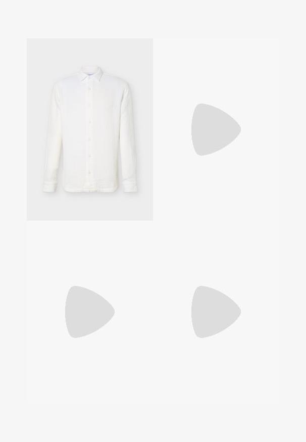 Chemise blanche à manches longues avec boutons et col classique, réalisée en tissu léger texturé, présentée sur un fond uni.; Shorts texturés de couleur brun clair, longueur genou, avec passants de ceinture, cordon de serrage noué et poches latérales, présentés sur un fond uni.; Sandale claquette en cuir marron avec une semelle noire suspendue au-dessus d'un tapis beige dans un intérieur aux tons neutres.; Sac bandoulière en cuir marron foncé avec fermeture à rabat et sangle en tissu réglable sur fond blanc.
