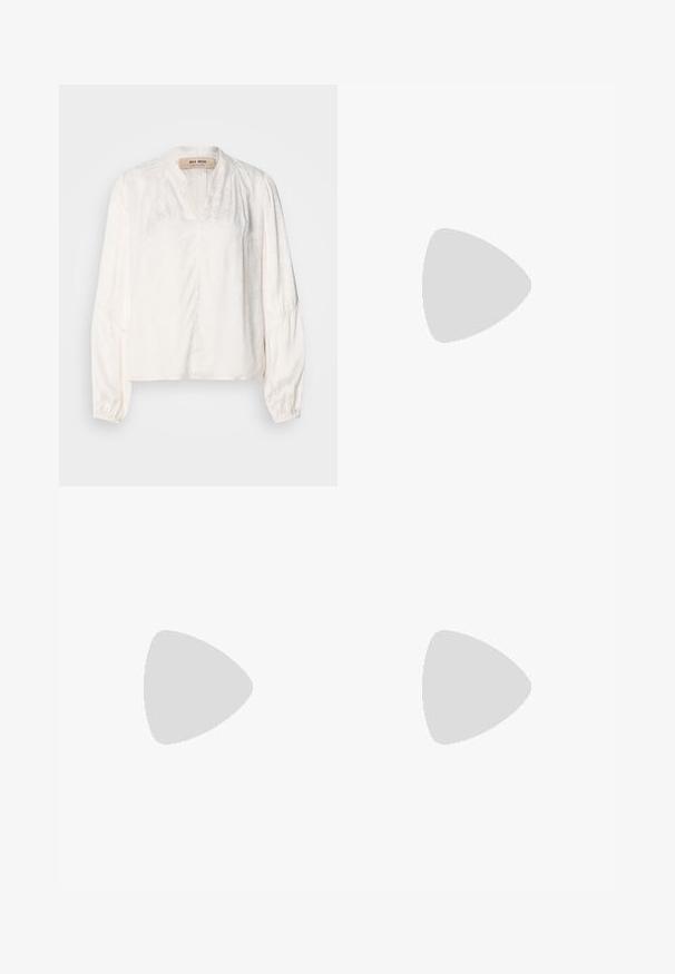 Blouse blanche avec un décolleté en V, des manches bouffantes longues et un motif floral subtil. Fabriquée en tissu léger avec une texture lisse et douce.; Pantalon large noir en tissu lisse, avec des plis à l'avant, une taille ajustée, et sans motifs ni accents visibles.; Chaussures plates noires avec un design à bout carré, fabriquées en cuir lisse, dotées d'une seule sangle sur le pied, avec un petit accent décoratif.; Sac fourre-tout en cuir noir avec deux poignées, orné d'une écharpe en soie florale attachée à la poignée et d'un accent logo métallique à l'avant.