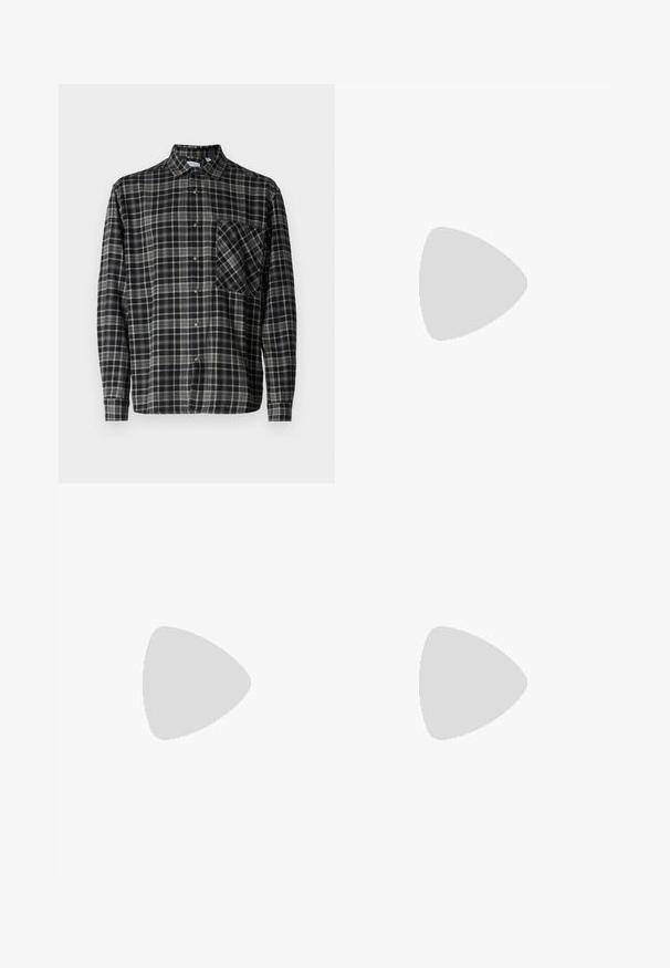 Only & Sons Lumberjack ONSARCHER Lumberjack - Chemise - black; Jean bleu droit avec taille mi-haute, fermeture par bouton et zip, design classique à cinq poches.; Pieds portant des baskets beige avec des semelles marron et un pantalon noir à jambes larges sur fond blanc.; Sac fourre-tout en toile bleue avec poche frontale et broderie rouge "O.N.S", doté de doubles poignées et d'une bandoulière réglable.