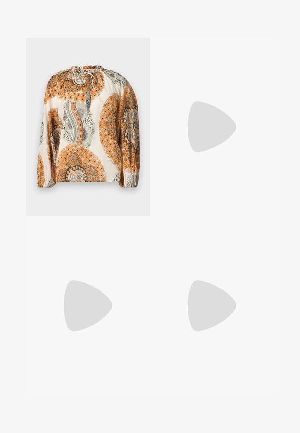 Blouse à manches longues avec encolure à cordon, présentant des motifs floraux et paisley orange, beige et gris sur un fond crème.; Pantalon évasé taille haute noir avec une partie supérieure ajustée et un ourlet large, en tissu lisse, présenté sur un fond clair uni.; Sandales à talons noirs avec une texture tissée sur la tige, design à bout ouvert et talon haut fin. Comprend une semelle intérieure en cuir lisse.; Sac à main en cuir noir plissé avec cordon de serrage, bandoulière chaîne dorée et petit accent horizontal doré sur le devant.