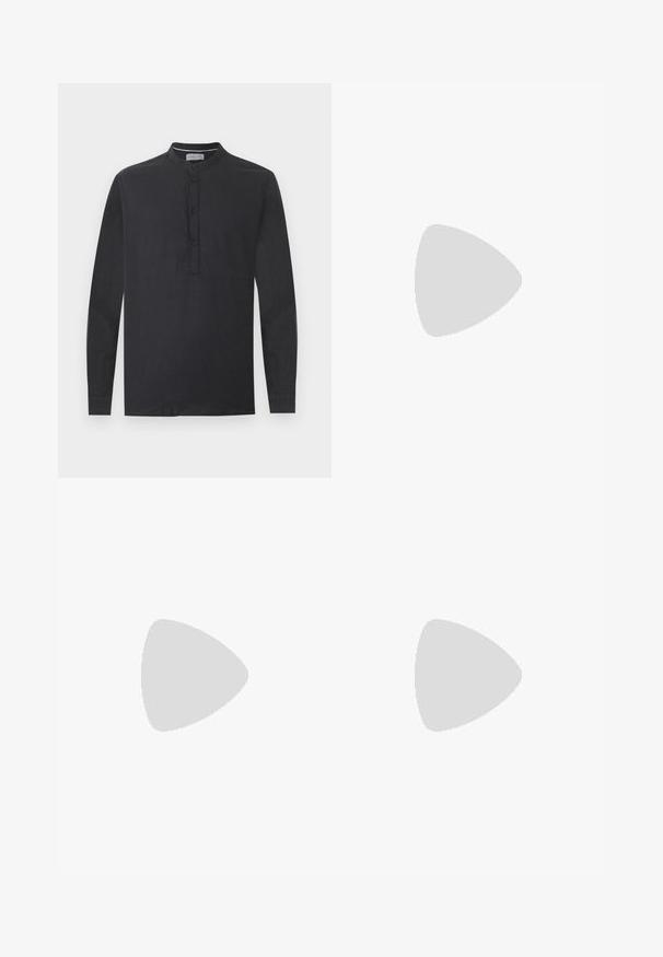 Chemise noire à manches longues avec col mandarin et patte de boutonnage à quatre boutons, présentée sur un fond blanc uni.; Pantalon beige à jambes droites avec poches avant, passants de ceinture, fermeture par bouton et braguette zippée, présenté sur un fond blanc.; Mocassin en cuir noir à finition lisse, bout pointu et détails cousus sur le dessus. Talon bas et design minimaliste.; Lunettes de soleil rectangulaires noires avec des montures épaisses et des verres teintés foncés, inclinées sur un fond blanc.