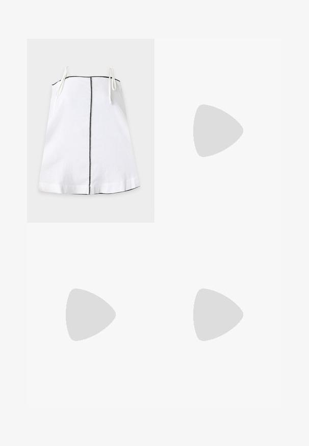 Robe nuisette blanche avec fines bretelles nouées aux épaules et une couture noire verticale au centre devant sur un fond uni clair.; Pantalon noir à jambes droites avec taille élastique et cordon de serrage, présenté sur un fond clair.; Talons aiguilles noires en cuir avec un bout pointu, une fine bride réglable, et un talon aiguille d'environ 5 cm, texture lisse.; Petit sac à main noir brillant avec deux longues anses et des détails à cordon sur les côtés sur un fond clair uni.