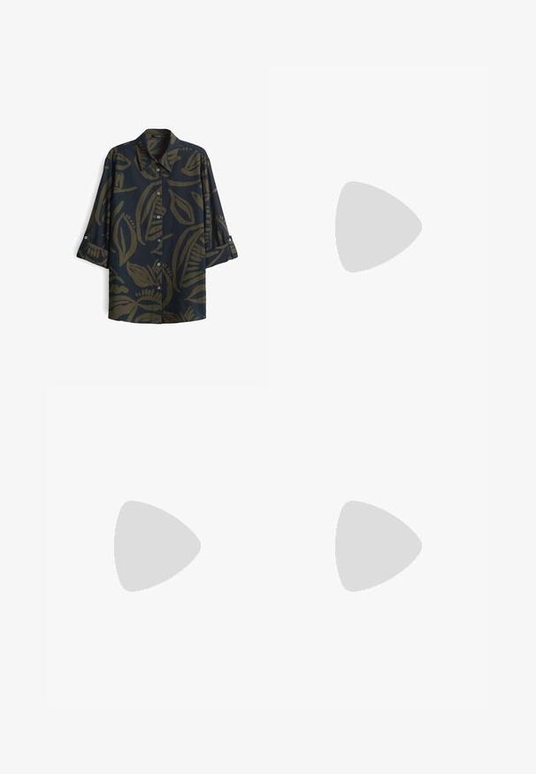 Donkerblauwe shirt met een bladpatroon in olijfgroen. Heeft een kraag, knopen en driekwart mouwen met manchetten. Gladde stofstructuur.; Wijd uitlopende broek in crèmekleurige stof, met een gladde textuur, op maat gemaakte tailleband en scherpe naden. Platte voorkant met dubbel gestikte zoom.; Bruine sandaal met twee verstelbare bandjes en gouden gespen, kurken voetbed en zwarte rubberen zool, geplaatst bovenop een gestructureerd tapijt.; Donkerbruine leren schoudertas met een gevlochten handvat en zichtbare naden aan de voorkant.