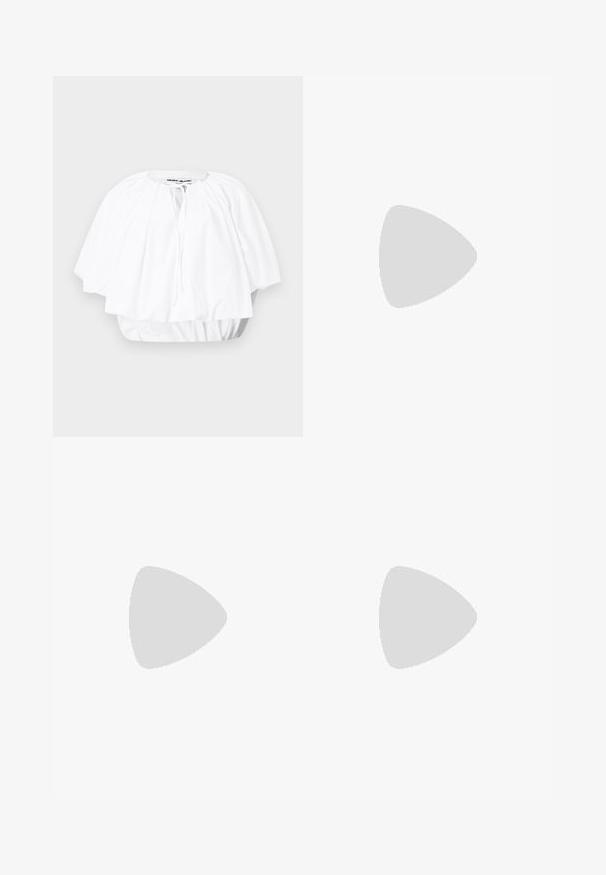 Blouse blanche ample à manches courtes, avec encolure froncée et ourlet élastiqué, dotée d'une petite fermeture à nouer sur le devant.; Pantalon noir à jambes larges en tissu doux, avec une taille élastique et un design épuré et minimaliste. Sans poches ni ornements.; Sandale à talon haut en cuir verni noir avec double bride de cheville et boucles dorées, bout ouvert, et talon effilé sur fond neutre.; Sac à main en cuir noir plissé avec cordon de serrage, bandoulière chaîne dorée et petit accent horizontal doré sur le devant.