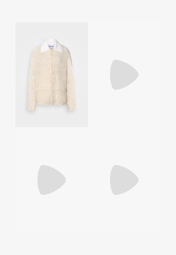 Blonde bluse med en struktureret hvid krave, der har indviklede blomster mønstre i cremefarvet stof, lange ærmer og en afslappet pasform.; Brun knælang nederdel lavet af tekstureret stof med en krøllet overflade. Har et tætsiddende design og ingen synlige lukninger eller accenter.; Sorte patentlæder flade sko med spidse tæer, en ankelrem med spænde og en glat, blank tekstur. Lav hæl for komfort.; Sølv hjerteformede hængelåse med indgraveret "JA" og "NEJ" tekst, poleret finish, symmetrisk design og en robust metalklap.
