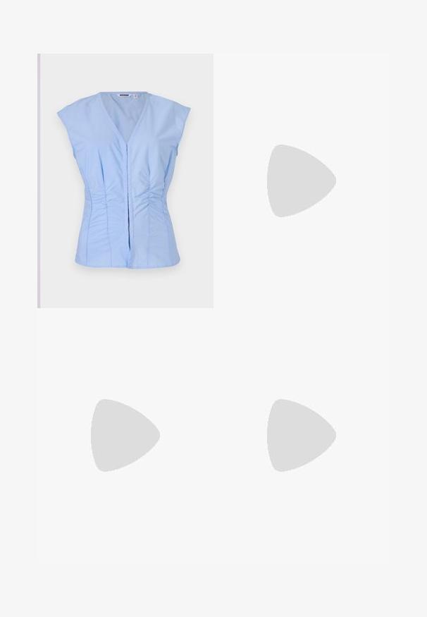 Top sans manches bleu clair avec un décolleté en V, des détails froncés sur les côtés et une fermeture à boutons à l'avant, fabriqué dans un tissu lisse avec un éclat subtil.; Jupe midi en denim bleu clair avec une fente avant, design classique à cinq poches et fermeture par bouton supérieur. Le tissu présente une légère texture.; Botte noire haute jusqu'aux genoux en cuir verni lisse et élégant ; bout pointu ; ajustée avec un léger froncé près de la cheville ; talon brillant.; Sac à main en cuir noir de forme arrondie, décoré de clous argentés et équipé d'une poignée courte. Texture lisse et fermeture éclair.