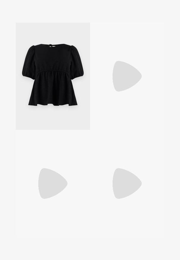 Schwarze Bluse mit kurzen Ärmeln, texturierter Oberfläche, Rundhalsausschnitt, elastischem Taillenbund und Rückenschnürung. Ausgestellte Silhouette.; Schwarzer, gestufter Rock mit elastischem Bund. Er verfügt über drei Lagen Rüsche und einen leichten Stoff für ein fließendes Aussehen.; Schwarzer Leder-Cowboystiefel mit spitzer Zehe, schrägem Blockabsatz, dekorativer Naht und Zuglaschen oben vor weißem Hintergrund.; Schwarze Lederhandtasche mit runder Form, ausgestattet mit zwei seitlichen Schnallen, glatter Textur und einem kurzen Schulterriemen. Akzente sind seitliche Quasten.