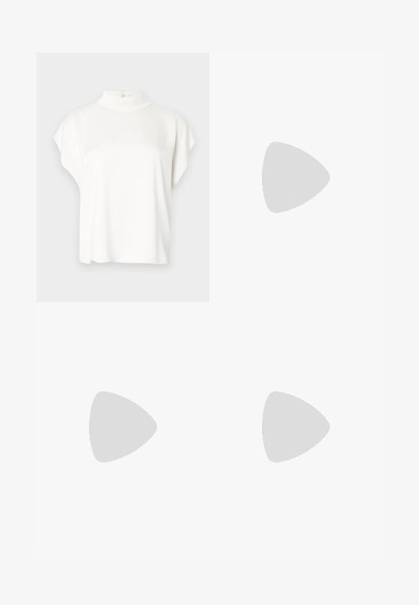 Haut blanc à manches courtes avec un col montant, fabriqué en tissu doux. Doté d'un détail de bouton à l'arrière du col. Silhouette simple et décontractée.; Pantalon noir droit avec une fermeture frontale dissimulée et un petit logo métallique près de la ceinture sur fond blanc.; Escarpin pour femme en cuir noir à bout pointu avec talon moyen, présenté de profil sur un fond blanc.; Sac d'épaule rectangulaire blanc avec des bretelles longues et fines, couture minimale, et fermeture éclair sur un fond uni.