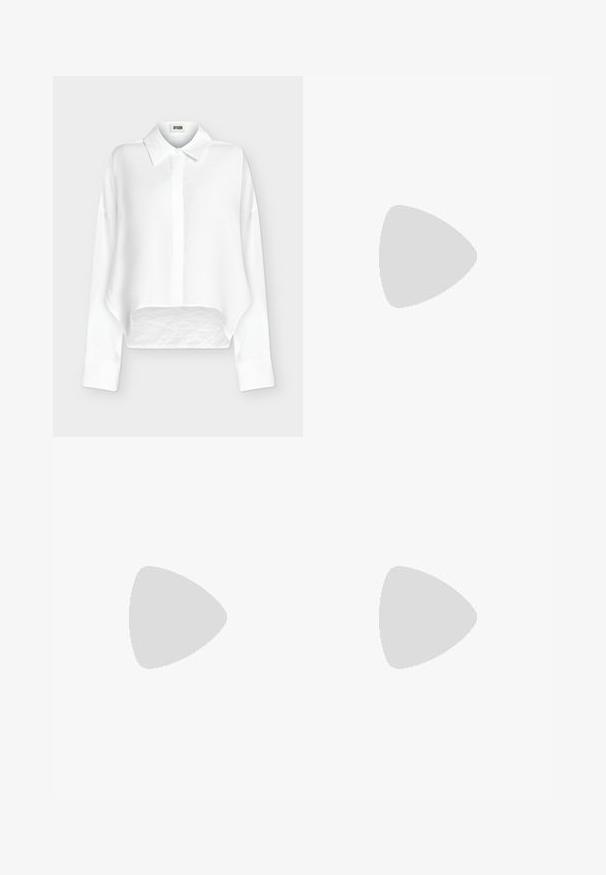Chemise blanche à manches longues boutonnée, col pointu et ourlet légèrement raccourci et arrondi, présentée sur un fond clair uni.; Jupe crayon noire en tissu lisse, dotée d'un motif perforé. Forme rectangulaire avec un ourlet uniforme et sans fermetures ni accents visibles.; Chaussure plate en cuir noire à bout pointu avec petit talon, vue de profil sur fond blanc.; Petit sac à main noir matelassé avec une poignée courte rembourrée et une étiquette "HUGO" à l'avant, présenté sur un fond clair uni.
