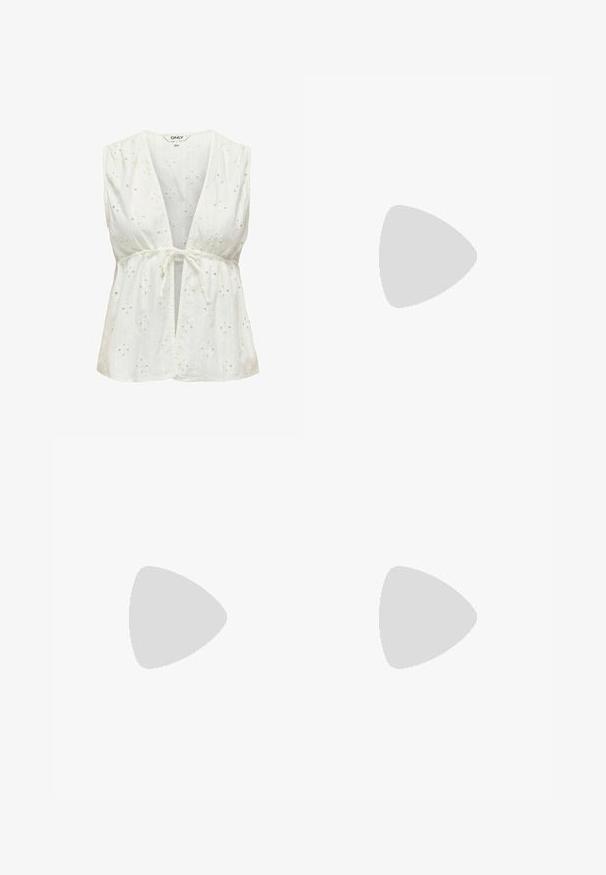 Blouse blanche sans manches avec un décolleté en V profond et une taille à nouer. Comprend des broderies d'œillets avec des motifs floraux, une texture douce et un tissu léger.; Pantalon blanc à jambes larges avec poches latérales et une ceinture fine marron passée dans les passants de ceinture.; Sandale noire à talonnettes Calvin Klein avec un petit talon, reposant sur un sol en carreaux de bois à l'extérieur, près d'un mur flou et de plantes.; Sac fourre-tout tissé brun foncé avec des motifs floraux et deux longues poignées tressées sur un fond clair uni.