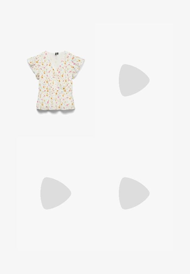 Blouse blanche à manches courtes avec col en V et manches à volants, ornée d'un petit motif floral rose, jaune et bleu.; Jupe portefeuille en jean beige avec boutons-pression argentés à l'avant et passants pour ceinture, présentant un léger chevauchement sur le côté droit avant.; Jambes portant des leggings côtelés foncés associés à des ballerines noires avec de petits détails en nœud sur fond blanc.; Petit sac à main noir brillant avec deux longues anses et des détails à cordon sur les côtés sur un fond clair uni.
