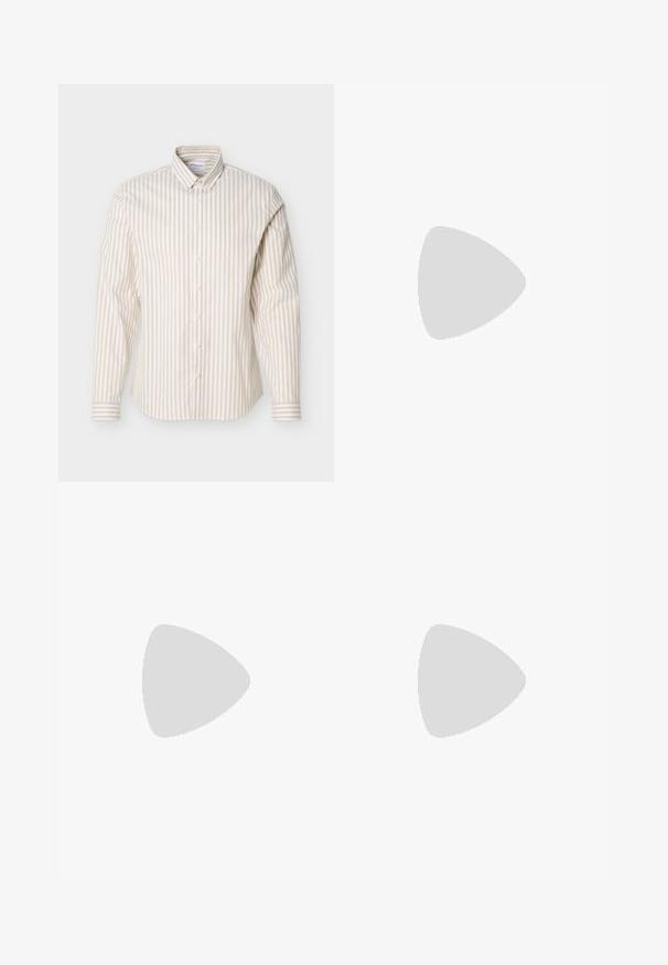 Chemise à manches longues beige et blanche à rayures verticales avec col boutonné, présentée sur un fond blanc uni.; Shorts en denim bleu foncé à cinq poches, fermeture par bouton et surpiqûres jaunes, présentés sur un fond gris clair uni.; Mocassins en daim marron avec un bout arrondi et une semelle noire en caoutchouc basse, présentant une sangle décorative et des détails de couture sur le dessus.; Ceinture en cuir marron foncé avec une boucle rectangulaire en argent, enroulée et placée sur un fond clair et neutre.
