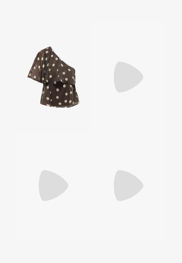 Blouse marron à une épaule avec des pois blancs et des détails de tissu superposé et fluide sur le corsage et la manche.; Pantalons évasés marron en tissu doux semblable à du daim. Comprend quatre poches, une fermeture à bouton et une surface lisse et texturée.; Mule noire à bout pointu, talon stiletto bas et finition lisse et élégante, vue de profil sur fond blanc.; Sac bandoulière en cuir marron foncé avec une forme souple et décontractée et une anse nouée torsadée sur un fond blanc uni.