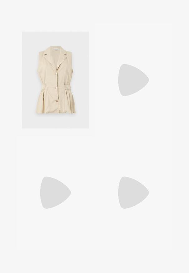 Blouse beige sans manches avec boutons, col et taille cintrée, présentée à plat sur fond blanc.; Pantalon blanc ample avec taille élastique et cordon, présenté sur un fond uni.; Espadrille en coton avec une tige brodée beige, semelle en jute et une sangle de cheville brune avec un détail de boucle dorée.; Sac cabas beige tissé avec anses noires et bandoulière amovible, avec un logo géométrique noir sur le devant.