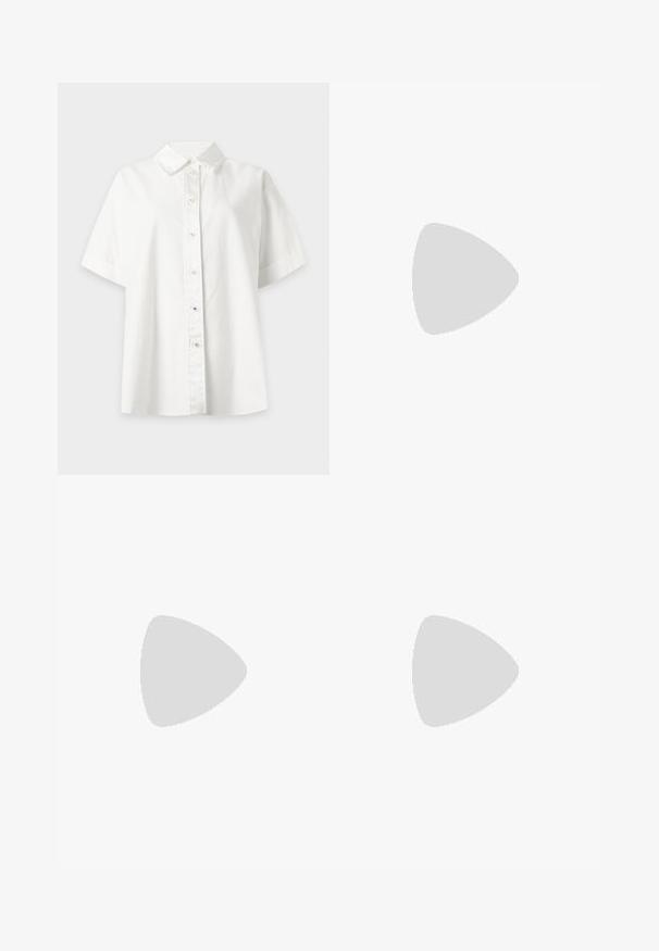 Chemise blanche à manches courtes avec boutons et col pointu, présentée sur un fond gris clair.; Jupe noire asymétrique avec de fines plis sur un côté et deux petits détails de boucles dorées à la taille.; Chaussure plate Mary Jane en mesh noir avec bride brillante et boucle dorée en forme de cœur, petit talon et bout arrondi sur fond uni.; Sac à main en cuir noir avec une forme courbée, une longue bandoulière réglable et des franges de chaque côté sur un fond clair.