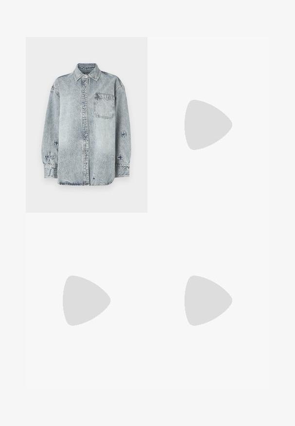 Heled sinine denimpusa pikkade varrukatega, nööbid ees, ühe rinnataskuga ja ristpiste detailidega varrukatel.; Heledad sinise denimi flared teksad kõrge vöökohaga, klassikalise viie tasku disainiga ja kontrastõmblustega õmbluste ääres.; Mustast nahast kõrge kontsaga king terava varba ja metallik hõbedase otsikuga. Iseloomustab sile viimistlus ja sihvakas 10 cm konts.; Hele sinine pehmest nahast õlakott kuldse kettidega rihma ja ümmarguse kuldse logokujukesega.