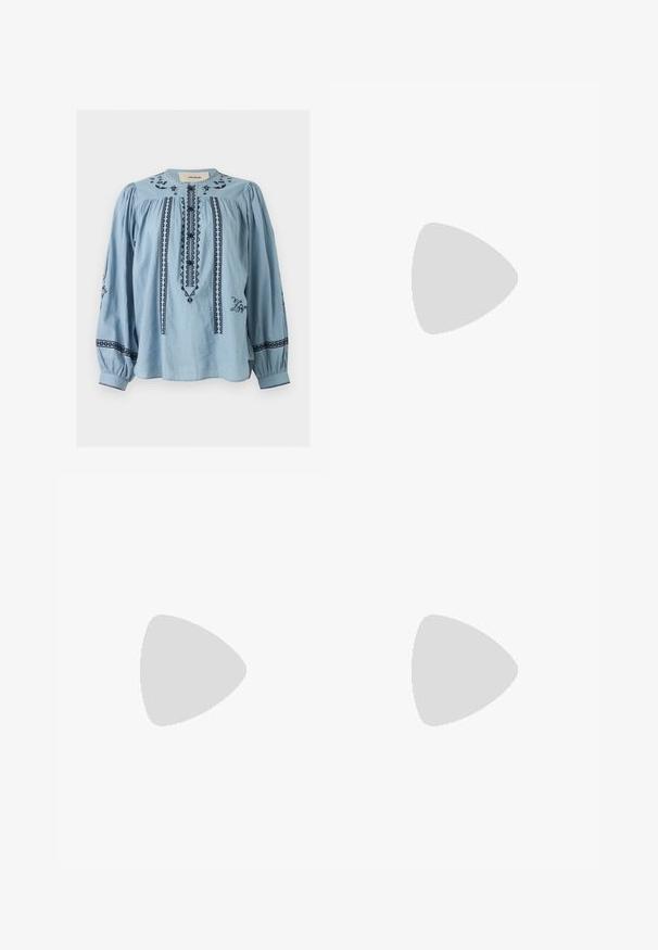 Blouse bleu clair à manches longues avec broderie géométrique noire, patte de boutonnage, épaules froncées et manches avec poignets.; Jean noir taille haute à jambes droites avec poches avant, coutures visibles, passants de ceinture et fermeture par bouton sur un fond uni.; Chaussure slingback en cuir verni noir à bout pointu avec bride en T et petit talon bloc incliné sur fond blanc.; Sac à épaule en cuir verni noir avec détail de boucle argentée et bandoulière en chaîne argentée, présenté sur un fond uni clair.