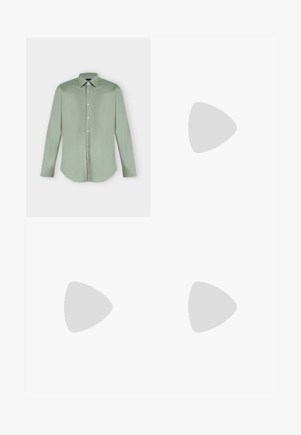 Chemise vert clair à manches longues, boutonnée, avec col pointu et ourlet arrondi, présentée à plat sur fond blanc.; Pantalons gris ajustés en tissu texturé, avec une taille plate, des passants de ceinture et deux poches latérales. Design à jambe droite.; Chaussure de ville en cuir noir avec un bout arrondi, surface lisse, détails en dentelle et une semelle en caoutchouc texturée basse. Lignes épurées et design minimal.; Ceinture en cuir noir avec une boucle argentée et des coutures rouges, enroulée sur un fond clair uni.