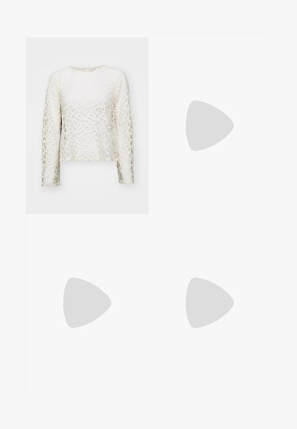 Haut à manches longues en dentelle blanc cassé avec des motifs circulaires, col rond et coupe courte. Caractéristiques d'une texture délicate et d'un éclat subtil.; Jean en denim bleu foncé à jambes larges, taille haute, cinq poches et fermeture à bouton. Le tissu a une texture lisse avec un léger délavage.; Jambes portant des leggings côtelés foncés associés à des ballerines noires avec de petits détails en nœud sur fond blanc.; Petit sac à main noir brillant avec deux longues anses et des détails à cordon sur les côtés sur un fond clair uni.