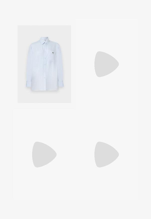 Chemise bleu clair à manches longues avec boutons, poche poitrine et petit logo crocodile vert sur la poche.; Jupe crème plissée avec fines rayures verticales, dotée d'une ceinture élastique douce. Fabriquée en tissu léger pour le confort.; Chaussure plate slingback en cuir couleur crème avec un bout arrondi et un petit emblème doré sur la bride.; Sac à main blanc plissé avec poignée courte et une large bandoulière amovible texturée avec boucle argentée.