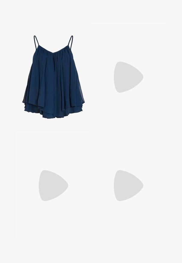 Haut sans manches en mousseline superposée bleu marine avec fines bretelles et coupe ample et fluide.; Jean en denim bleu à coupe droite avec fermeture par bouton et zip, poches avant et arrière, présenté sur fond blanc.; Escarpin slingback en cuir verni bordeaux avec bout pointu, fine bride à la cheville et petit détail décoratif de boucle. Texture lisse et talon haut.; Sac à main en cuir marron avec un design froncé, une bandoulière en chaîne dorée et une finition douce et texturée. Sa forme compacte est idéale pour une utilisation en soirée.