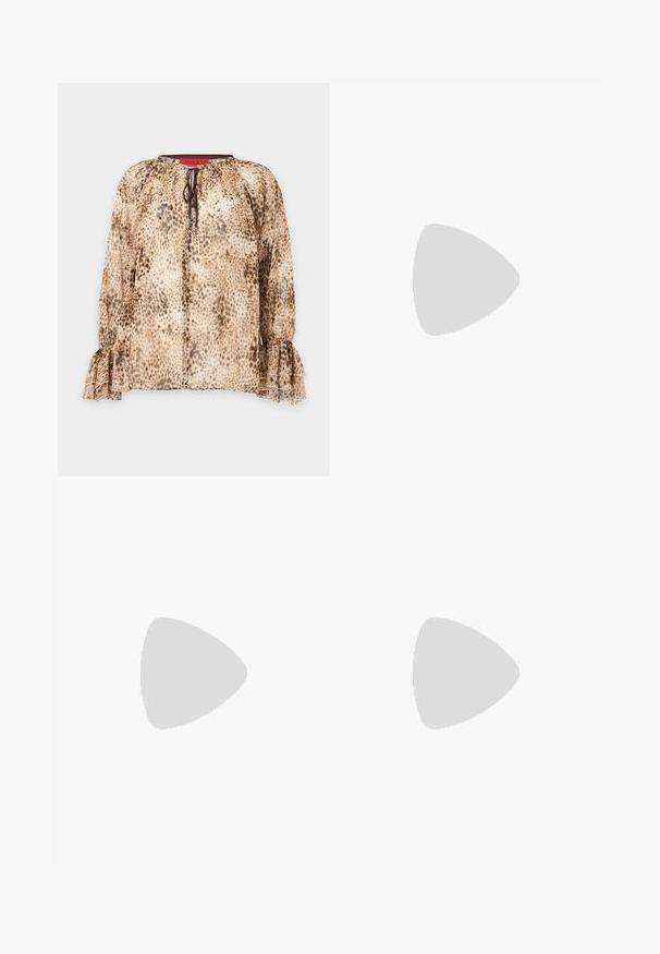 Μπεζ και καφέ μπλούζα με μακριά μανίκια και animal print, με βολάν σε μανσέτες και δεμένη λαιμόκοψη, απεικονίζεται σε απλό φόντο.; Καφέ παντελόνι με ίσια κοπή, πτυχές μπροστά, ψηλή μέση και λείο ύφασμα, εμφανιζόμενο σε ανοιχτό φόντο.; Μαύρο παπούτσι slingback από λουστρίνι με μυτερή μύτη, T-στραπ και χαμηλό κεκλιμένο τακούνι, σε λευκό φόντο.; Μαύρο δερμάτινο τσάντα χειρός με πτυχωτή υφή, μεταλλικό κούμπωμα και διακριτικό ανάγλυφο λογότυπο στο μπροστινό μέρος. Στρογγυλεμένο σχήμα.