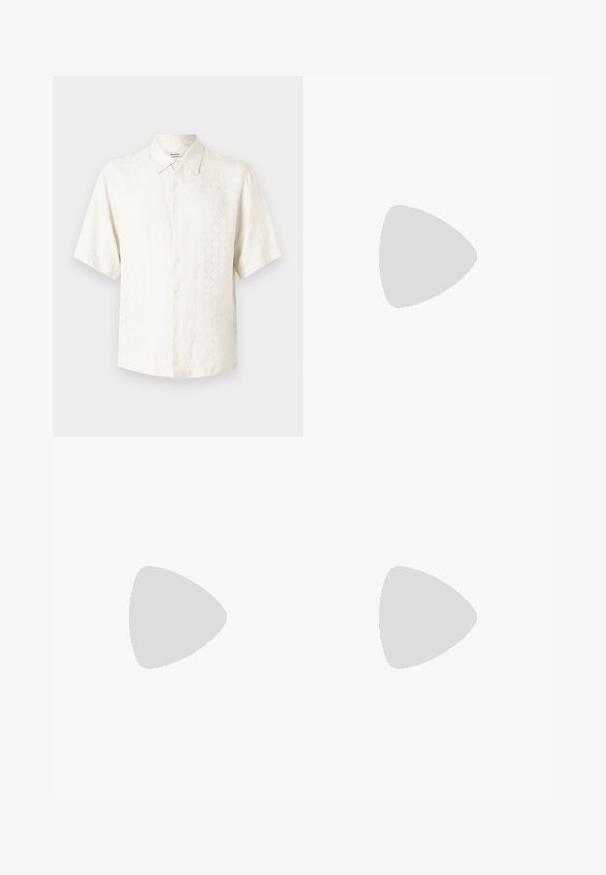 Chemise blanche à manches courtes, boutonnée, avec un motif texturé subtil et un col pointu, présentée sur un fond clair uni.; Pantalon droit marron avec un motif de griffonnages et de texte manuscrit en rouge foncé sur tout le tissu.; Mocassins en cuir noir avec un design de style mocassin, présentant une bande décorative et un détail de couture sur le dessus. Talon bloc bas.; Sac bandoulière en cuir marron foncé texturé avec une sangle réglable et un petit accent décoratif bleu sur le côté.