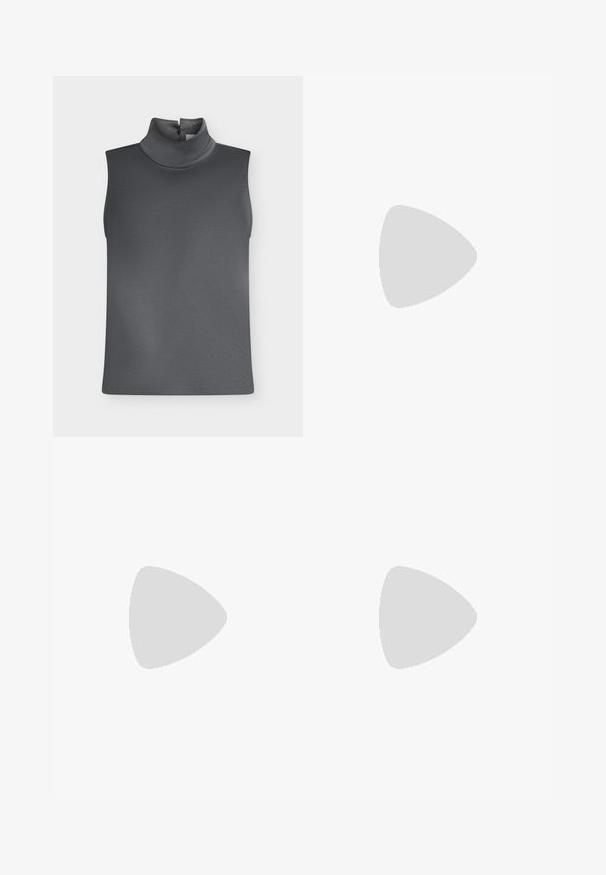Haut sans manches gris foncé avec col roulé haut et fermeture à bouton à l'arrière du cou sur fond blanc.; Pantalon noir en tissu tissé, avec une coupe sur mesure, des plis, une jambe droite et un devant plat. Texture durable et lisse.; Chaussure noire à talon haut avec bout pointu et logo doré, posée sur une surface réfléchissante près d'un organiseur de dossiers en fil chromé contenant des documents.; Sac à épaule en cuir noir avec bandoulière chaîne dorée et petit logo CK doré sur le rabat avant.