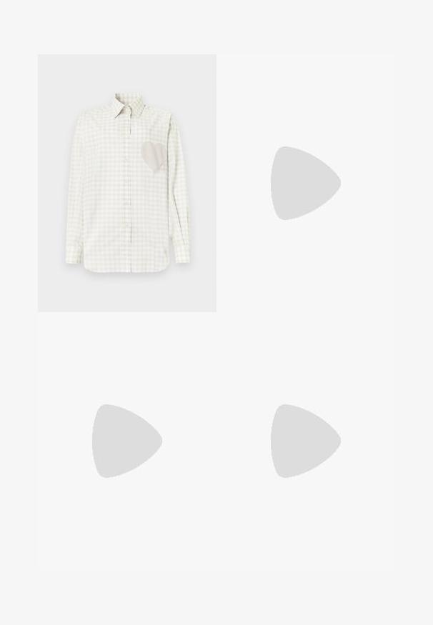 Chemise à manches longues boutonnée avec un motif à carreaux beige et blanc, présentant un grand cœur texturé sur la poitrine gauche.; Jean en denim bleu foncé à jambes droites avec poches avant et arrière, passants de ceinture, fermeture à bouton et couture orange visible.; Chaussure plate en cuir noir pour femme, avec bout pointu et petit talon, vue de côté sur un fond gris clair uni.; Sac à épaule en daim marron avec une longue bandoulière ajustable et un détail de boucle sur le devant, présenté sur un fond uni.