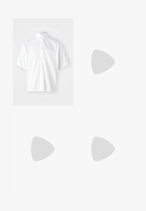 Chemise blanche à manches courtes en tissu lisse, avec un col boutonné et une poche avant sur le côté gauche.; Pantalon noir taille haute, coupé droit, avec pinces et passants de ceinture, présenté à plat sur un fond blanc.; Mocassins en cuir noir avec une semelle en caoutchouc épaisse, présentant une plateforme surélevée et une sangle sur le cou-de-pied. Texture lisse et forme arrondie.; Sac bandoulière en cuir noir avec une texture granuleuse, doté d'une fermeture à glissière sur le dessus, d'une bandoulière réglable et d'un accent logo discret sur le devant.