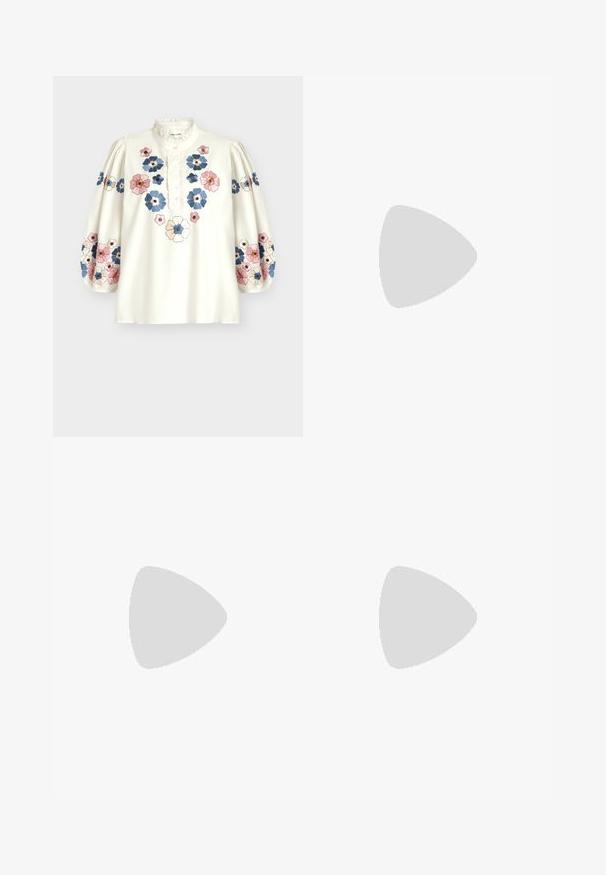 Blouse blanche à manches longues avec col en dentelle et patte de boutonnage, décorée de motifs floraux brodés roses, bleus et crème sur le devant et les manches.; Short marron à taille élastique avec cordon et motif floral brodé bleu clair le long de l'ourlet festonné.; Sandale plate marron foncé avec boucle pour l'orteil et bride arrière, en matériau suédé, vue de côté sur fond blanc.; Sac à épaule en cuir tressé marron foncé avec une forme douce et arrondie et une large anse, avec une petite étiquette en cuir attachée.