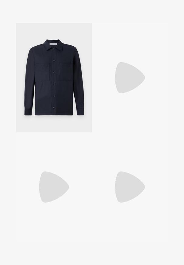 Samsøe Samsøe TAKA JO OVERSHIRT - Skjorter - dark blue; Beige skræddersyede bukser med en glat tekstur, flad front og lige ben. Har bæltestropper og en skjult lynlås.; Sort læder herre loafer med moc-tå syning, penny strop, struktureret krave og lav stablet hæl på hvid baggrund.; Sort tekstureret lædermappe med dobbelte håndtag og sølv lynlås, centreret på hvid baggrund.