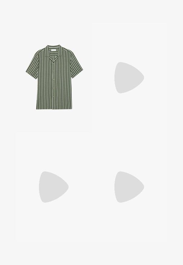 Chemise à manches courtes avec des rayures verticales vertes et blanches, design à col, cinq boutons sur le devant, en tissu tissé.; Shorts pour hommes à rayures verticales beige et blanc avec taille élastique et braguette à l'avant, présentés sur un fond uni.; Baskets en daim vert olive avec semelle et lacets blancs flottant au-dessus d’un tapis beige devant un canapé beige clair.; Collier de perles et bracelet assorti avec fermoirs en chaîne argentée disposés sur un fond blanc.
