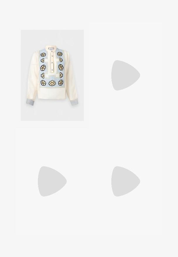 Blouse crème à manches longues avec motif à carreaux bleus, broderie florale jaune et noire sur le devant et les poignets, et boutons bleus sur une patte courte.; Pantalon à jambes larges avec rayures verticales beige et blanches, taille élastique, et poignets à rayures horizontales sur fond uni.; Sandale plate noire avec fines lanières, une boucle pour les orteils et une boucle de cheville ajustable sur un fond gris clair.; Sac seau en paille tressée avec motif texturé et bandoulière en cuir, présenté debout sur un fond clair uni.