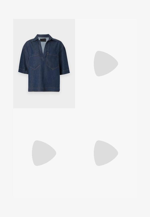 Chemise en denim bleu foncé à manches courtes, col en V large, avec col et deux poches poitrine devant avec coutures visibles.; Pantalon large vert olive avec taille élastique, devant plat et sans poches visibles, présenté sur un fond blanc.; Sandale plate à bout pointu avec imprimé vache marron et blanc, bretelles en cuir noir et trois grandes boucles dorées, dont une autour de la cheville.; Sac d'épaule en cuir marron foncé en forme de croissant avec une lanière courbée et des coutures visibles sur fond uni.