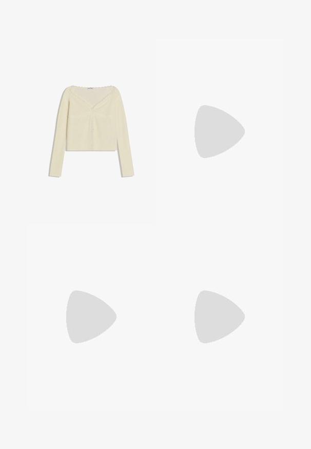 Haut en maille côtelée à manches longues de couleur crème avec bords festonnés et bordure en dentelle, présentant une silhouette ajustée et un décolleté en V.; Jean bleu à jambes larges avec poches avant, passants de ceinture, fermeture par boutons et détails subtils d’usure sur les cuisses et les genoux.; Des chaussures de sport en suède noir avec trois rayures blanches et des lacets noirs. Un pantalon noir texturé est partiellement visible à côté des chaussures.; Sac à main en daim marron foncé en forme de croissant avec une seule sangle large et une texture lisse sur fond blanc.