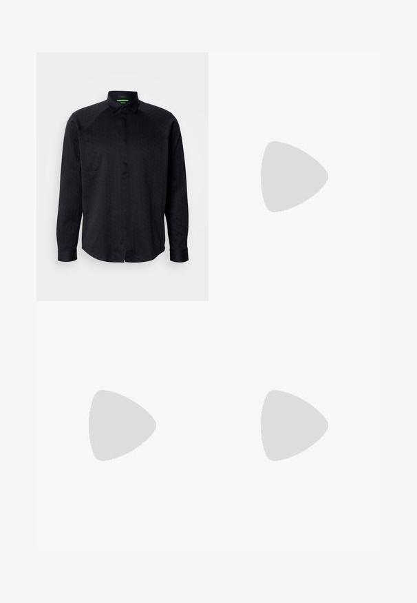 Zwarte lange mouwen shirt met een getextureerd geometrisch patroon, gespreide kraag, knoopsluiting en gebogen zoom. Stof lijkt glad. Logo op de borst.; Zwarte katoenen broek met een rechte snit, riemlussen, een ritssluiting aan de voorkant en een enkele knoopsluiting. Soepele textuur zonder zichtbare patronen.; Zwarte leren veter schoenen met een gladde textuur, ronde neus en subtiel stiksel detail. Voorzien van een rode trekband op de hiel.; Zwart leren riem opgerold met een zilveren rechthoekige metalen gesp met de gravure "BOSS" op een lichtgrijze achtergrond.