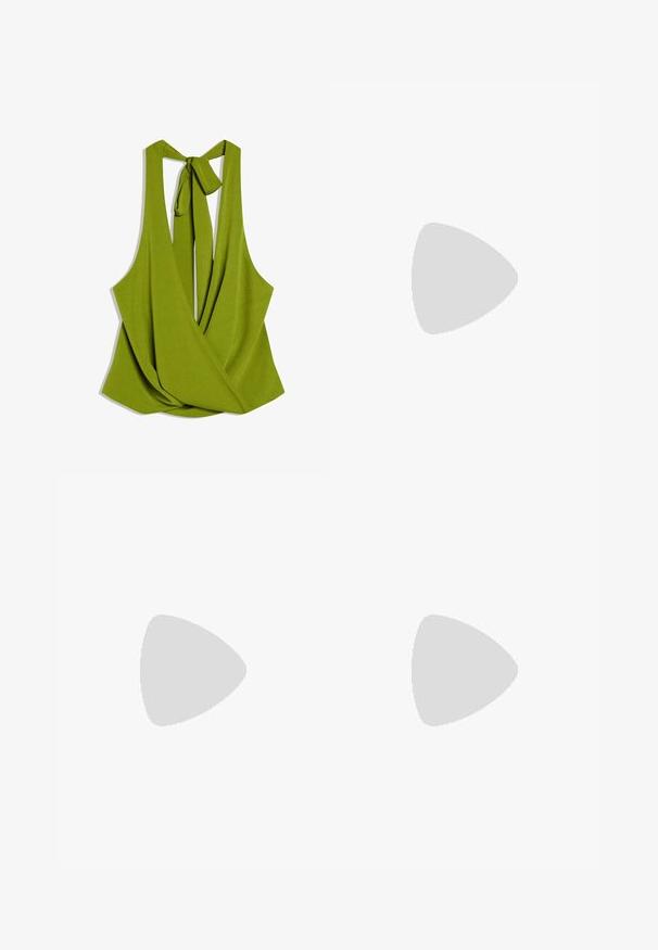Haut portefeuille sans manches de couleur vert olive avec un col en V profond et une fermeture à nouer dans le dos, confectionné dans un tissu lisse.; Jean blanc en coton à jambes larges, fermeture devant par bouton et zip, passants pour ceinture, style cinq poches.; Ballerine en cuir noir brillant avec petit talon et petit nœud décoratif sur l'avant, vue de côté sur fond clair uni.; Sac à main en cuir vert foncé brillant avec deux poignées rondes, fermeture éclair argentée en haut et détails de sangle à boucle à l'avant.