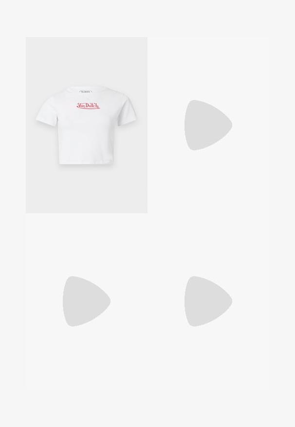 T-shirt blanc court à manches courtes avec logo rouge "Von Dutch" centré sur la poitrine sur fond uni.; Jean en denim noir délavé à taille haute, fermeture double bouton, poches avant et jambes légèrement évasées.; Jambes portant un jean court bleu et des baskets blanches à plateforme à lacets, debout sur un sol en bois clair.; Sac à main argent métallique avec un motif matelassé, fermeture éclair et anse en chaîne. Accent logo notable à l'avant. Forme rectangulaire compacte.