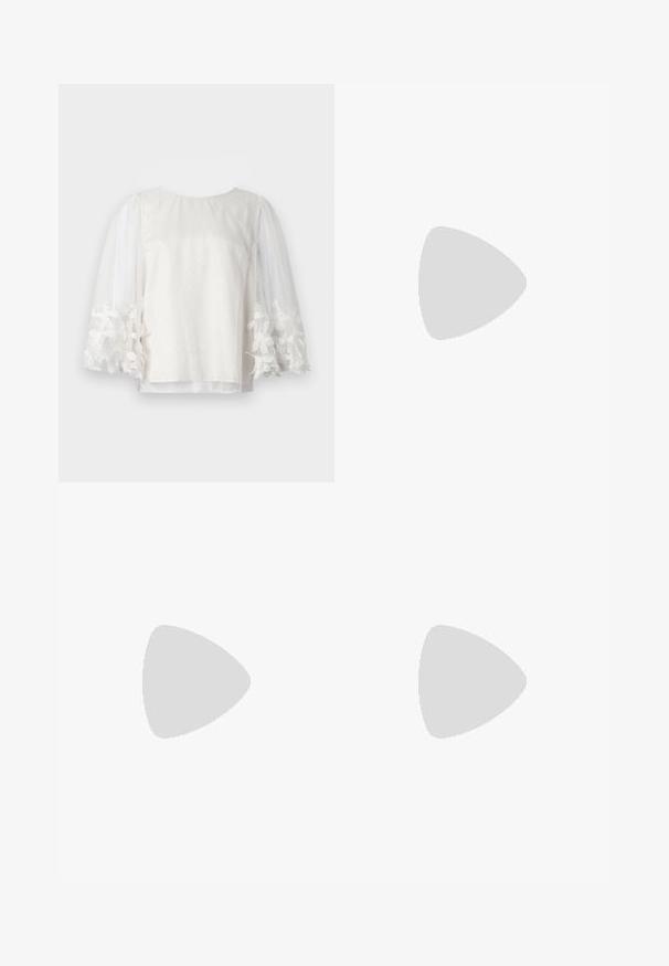 Blouse blanche en voile avec des pois, manches longues bouffantes et poignets brodés de fleurs, présentée sur un fond blanc uni.; Pantalons noirs à jambes larges avec une surface texturée, dotés d'une taille plate et de deux poches latérales. Le tissu semble léger et fluide.; Sandale pour femme en cuir noir avec fines lanières, une boucle d'orteil, une boucle à la cheville et un talon aiguille de hauteur moyenne sur un fond neutre.; Petite pochette en cuir bordeaux avec fermoir en métal argenté et bracelet pour poignet sur fond blanc.