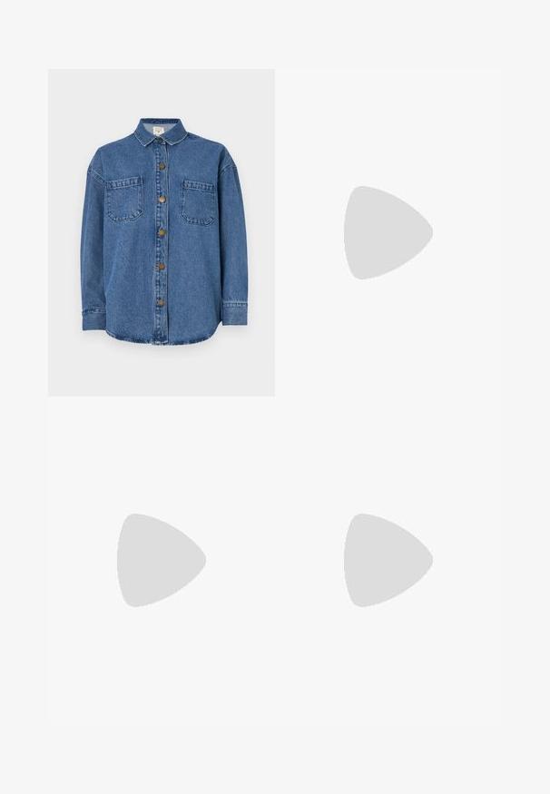 Chemise en denim bleu moyen, avec un devant à boutons, deux poches poitrine et un col. Manches longues avec poignets à boutons.; Jeans taille haute large bleu marine avec double bouton doré et surpiqûres orange visibles sur un fond clair.; Chaussure plate en cuir noir avec un nez pointu, des détails froncés autour de l'ouverture et un accent en boucle argentée sur la bride ajustable.; Petit sac à main noir brillant avec deux longues anses et des détails à cordon sur les côtés sur un fond clair uni.
